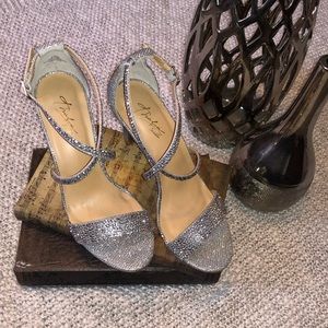 NWOT Silver/Bling formal/wedding shoes